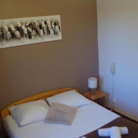 Le Robinson Hotel Pierrelatte Bagian luar foto