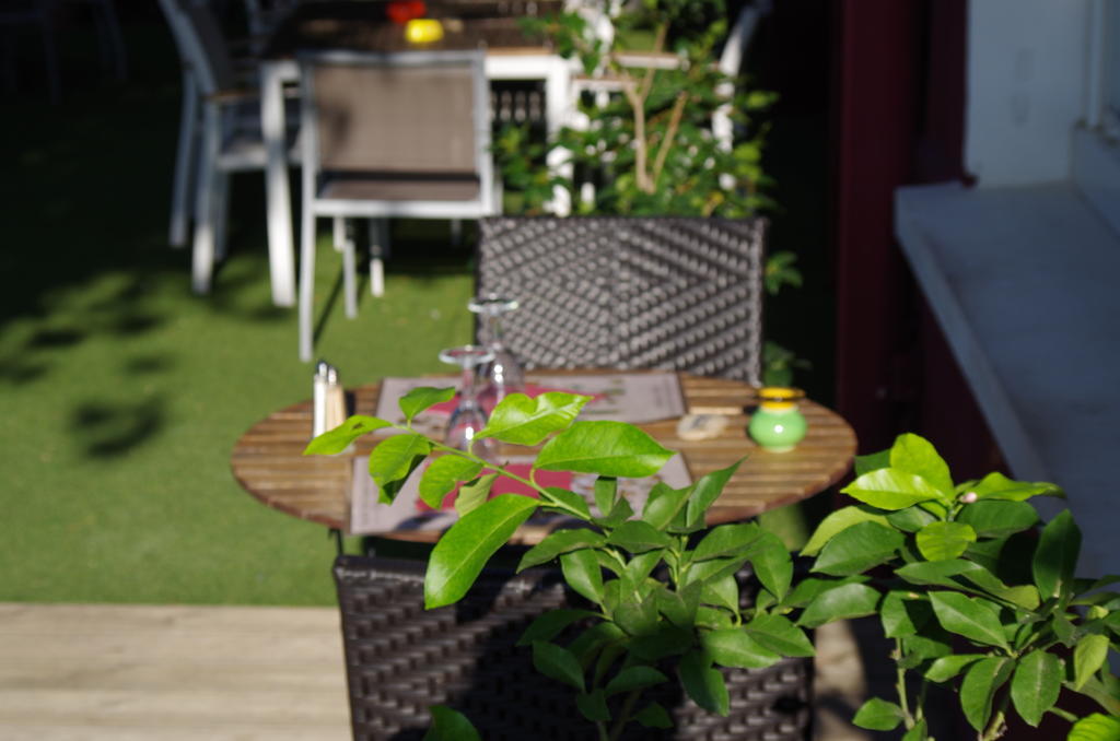 Le Robinson Hotel Pierrelatte Bagian luar foto