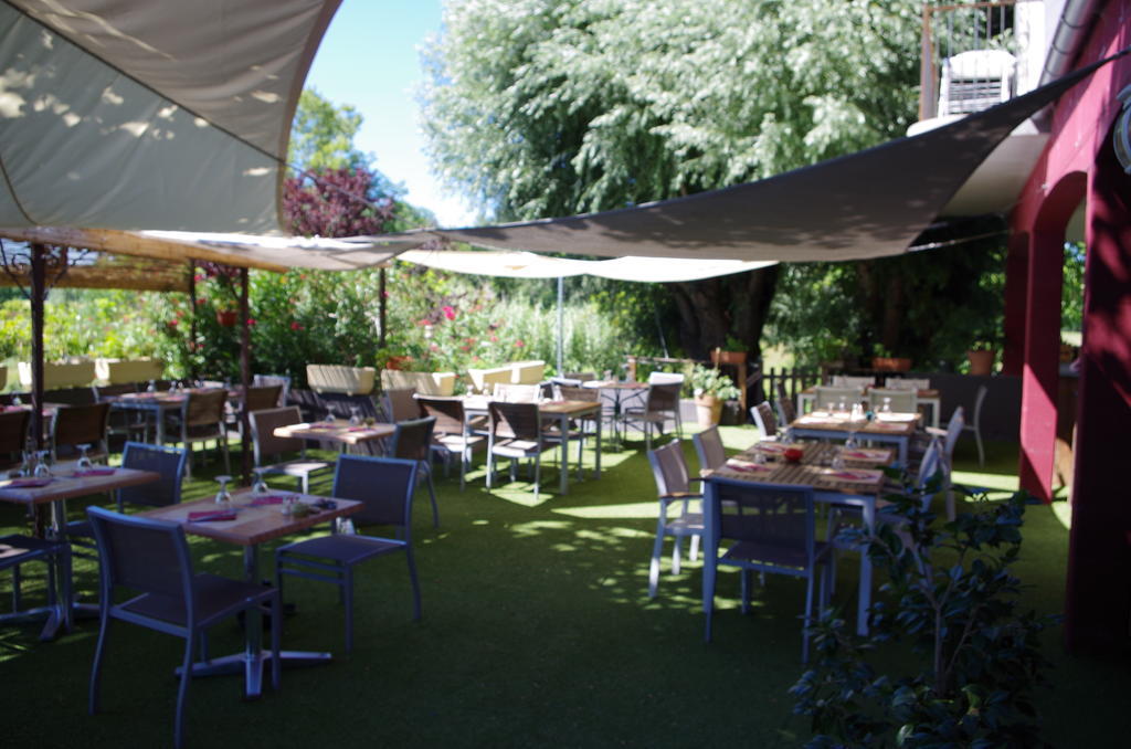 Le Robinson Hotel Pierrelatte Bagian luar foto