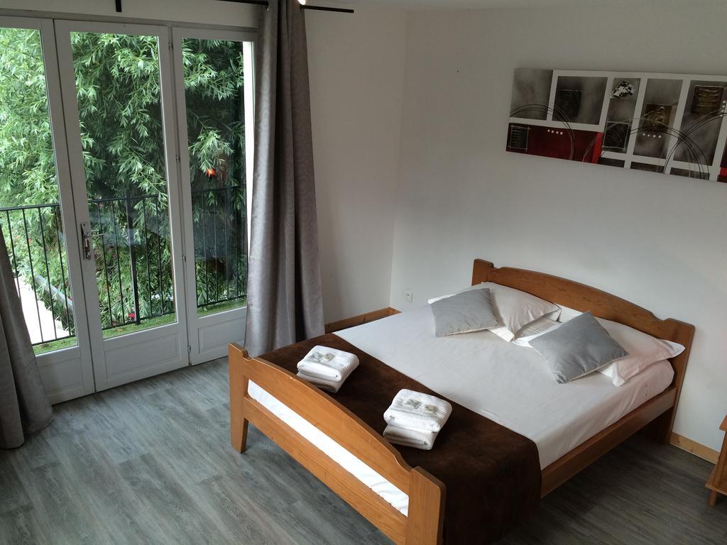 Le Robinson Hotel Pierrelatte Bagian luar foto