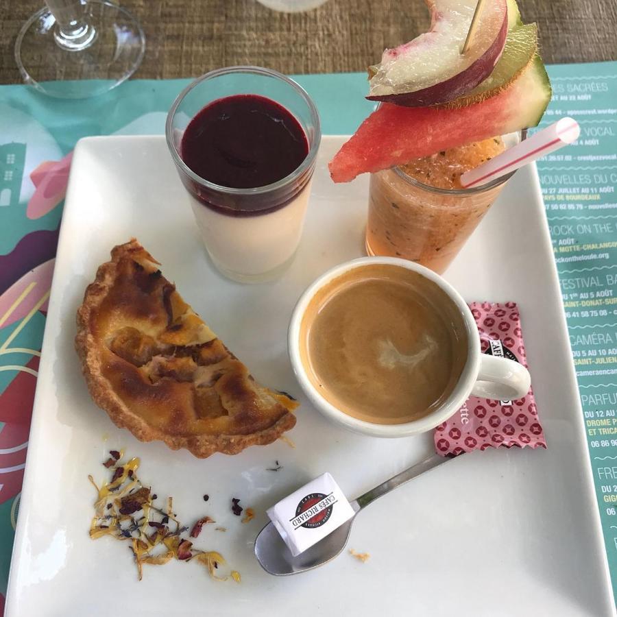 Le Robinson Hotel Pierrelatte Bagian luar foto